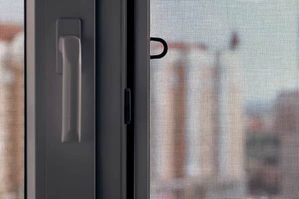 Insektenschutz nach Maß: Fliegengitter für Fenster